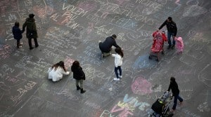 messages of solidarity in Place de la Bourse after the bombings in Brussels
