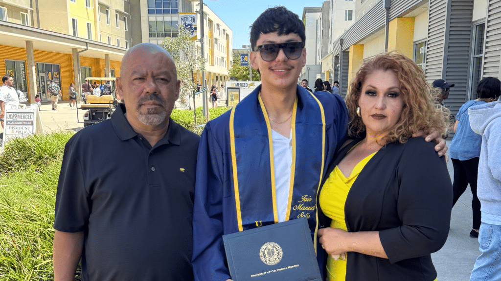 كان يفكر في ترك دراسته بعد احتجاز والده
هذا الربيع تخرّج من الجامعة